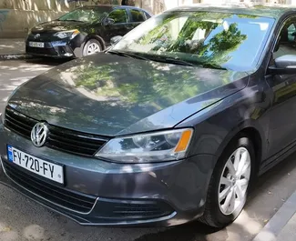 Vooraanzicht van een huurauto Volkswagen Jetta in Tbilisi, Georgië ✓ Auto #9532. ✓ Transmissie Automatisch TM ✓ 0 beoordelingen.