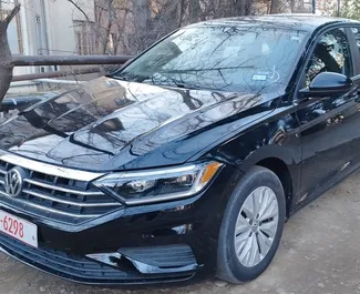 Vooraanzicht van een huurauto Volkswagen Jetta in Tbilisi, Georgië ✓ Auto #9533. ✓ Transmissie Automatisch TM ✓ 0 beoordelingen.