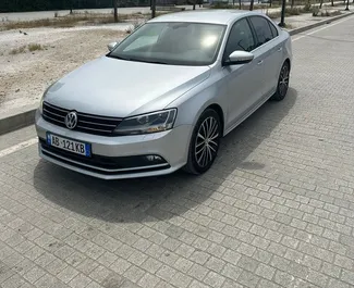 Vooraanzicht van een huurauto Volkswagen Jetta in Tirana, Albanië ✓ Auto #9564. ✓ Transmissie Automatisch TM ✓ 0 beoordelingen.