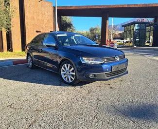 Vooraanzicht van een huurauto Volkswagen Jetta in Tirana, Albanië ✓ Auto #9565. ✓ Transmissie Automatisch TM ✓ 0 beoordelingen.