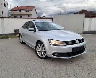 Vooraanzicht van een huurauto Volkswagen Jetta in Tirana, Albanië ✓ Auto #9567. ✓ Transmissie Automatisch TM ✓ 0 beoordelingen.