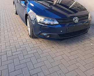 Vooraanzicht van een huurauto Volkswagen Jetta in Tirana, Albanië ✓ Auto #9566. ✓ Transmissie Automatisch TM ✓ 0 beoordelingen.