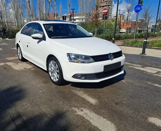 Vooraanzicht van een huurauto Volkswagen Jetta in Tirana, Albanië ✓ Auto #9572. ✓ Transmissie Automatisch TM ✓ 0 beoordelingen.