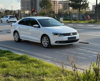 Vooraanzicht van een huurauto Volkswagen Jetta in Tirana, Albanië ✓ Auto #9574. ✓ Transmissie Automatisch TM ✓ 0 beoordelingen.