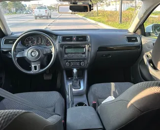 Verhuur Volkswagen Jetta. Economy, Comfort Auto te huur in Albanië ✓ Borg van Borg van 300 EUR ✓ Verzekeringsmogelijkheden TPL, SCDW.