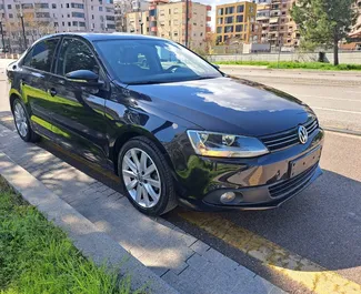 Vooraanzicht van een huurauto Volkswagen Jetta in Tirana, Albanië ✓ Auto #9577. ✓ Transmissie Automatisch TM ✓ 0 beoordelingen.