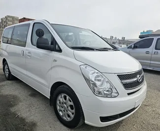 Vooraanzicht van een huurauto Hyundai Starex in Tirana, Albanië ✓ Auto #9584. ✓ Transmissie Automatisch TM ✓ 0 beoordelingen.