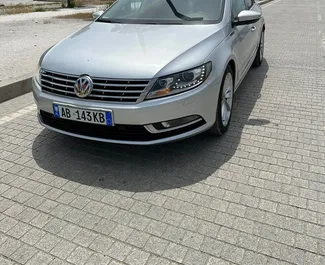 Vooraanzicht van een huurauto Volkswagen Passat-CC in Tirana, Albanië ✓ Auto #9585. ✓ Transmissie Automatisch TM ✓ 0 beoordelingen.