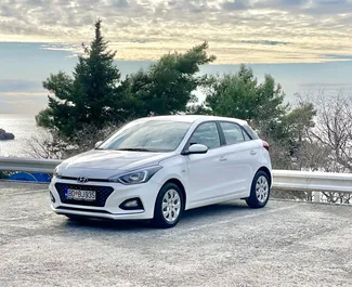 Vooraanzicht van een huurauto Hyundai i20 in Budva, Montenegro ✓ Auto #9395. ✓ Transmissie Automatisch TM ✓ 0 beoordelingen.