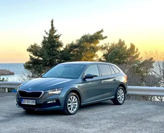 Vooraanzicht van een huurauto Skoda Scala in Budva, Montenegro ✓ Auto #9397. ✓ Transmissie Automatisch TM ✓ 0 beoordelingen.