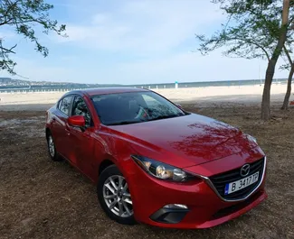 Vooraanzicht van een huurauto Mazda 3 op luchthaven Burgas, Bulgarije ✓ Auto #9433. ✓ Transmissie Automatisch TM ✓ 0 beoordelingen.