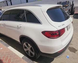 Autohuur Mercedes-Benz GLC300 2020 in in de VAE, met Benzine brandstof en 280 pk ➤ Vanaf 230 AED per dag.