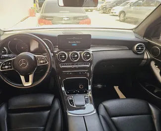 Mercedes-Benz GLC300 2020 beschikbaar voor verhuur in Dubai, met een kilometerlimiet van 200 km/dag.