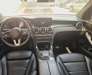 Interieur van Mercedes-Benz GLC300 te huur in de VAE. Een geweldige auto met 5 zitplaatsen en een Automatisch transmissie.