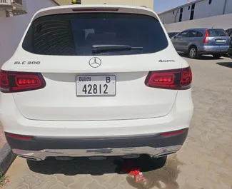 Benzine motor van 2,5L van Mercedes-Benz GLC300 2020 te huur in Dubai.