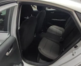 Interieur van Hyundai Accent te huur in Armenië. Een geweldige auto met 5 zitplaatsen en een Automatisch transmissie.