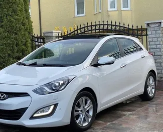 Vooraanzicht van een huurauto Hyundai i30 in Tirana, Albanië ✓ Auto #9678. ✓ Transmissie Automatisch TM ✓ 1 beoordelingen.