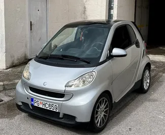 Vooraanzicht van een huurauto Smart Fortwo in Budva, Montenegro ✓ Auto #9846. ✓ Transmissie Automatisch TM ✓ 0 beoordelingen.