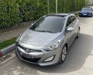 Vooraanzicht van een huurauto Hyundai i30 in Tirana, Albanië ✓ Auto #9680. ✓ Transmissie Automatisch TM ✓ 0 beoordelingen.