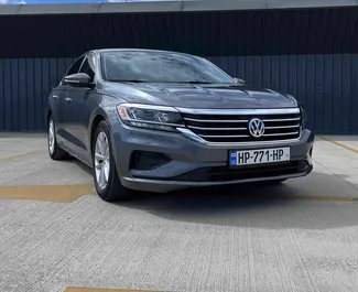 Vooraanzicht van een huurauto Volkswagen Passat in Tbilisi, Georgië ✓ Auto #9590. ✓ Transmissie Automatisch TM ✓ 0 beoordelingen.