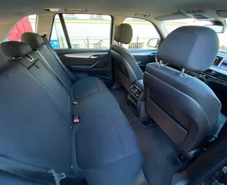 Interieur van BMW X5 te huur in Tsjechië. Een geweldige auto met 5 zitplaatsen en een Automatisch transmissie.