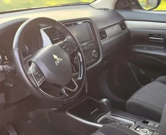 Interieur van Mitsubishi Outlander Xl te huur in Georgië. Een geweldige auto met 7 zitplaatsen en een Automatisch transmissie.