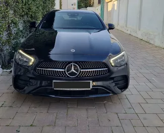 Vooraanzicht van een huurauto Mercedes-Benz E300 e in Bakoe, Azerbeidzjan ✓ Auto #9597. ✓ Transmissie Automatisch TM ✓ 0 beoordelingen.