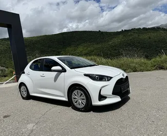 Vooraanzicht van een huurauto Toyota Yaris in Budva, Montenegro ✓ Auto #9826. ✓ Transmissie Automatisch TM ✓ 2 beoordelingen.