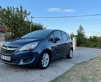 Vooraanzicht van een huurauto Opel Meriva in Budva, Montenegro ✓ Auto #9827. ✓ Transmissie Handmatig TM ✓ 0 beoordelingen.