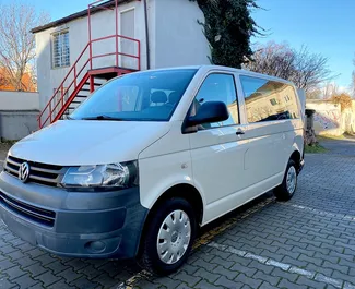 Vooraanzicht van een huurauto Volkswagen Transporter Praag, Tsjechië ✓ Auto #4186. ✓ Transmissie Handmatig TM ✓ 0 beoordelingen.