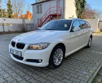 Vooraanzicht van een huurauto BMW 3-series Touring Praag, Tsjechië ✓ Auto #1760. ✓ Transmissie Automatisch TM ✓ 0 beoordelingen.