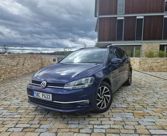 Vooraanzicht van een huurauto Volkswagen Golf Variant Praag, Tsjechië ✓ Auto #1889. ✓ Transmissie Automatisch TM ✓ 3 beoordelingen.