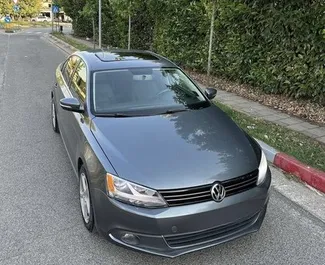 Vooraanzicht van een huurauto Volkswagen Jetta in Tirana, Albanië ✓ Auto #9692. ✓ Transmissie Automatisch TM ✓ 0 beoordelingen.