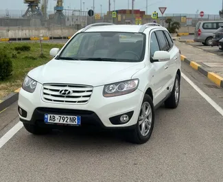 Vooraanzicht van een huurauto Hyundai Santa Fe in Durrës, Albanië ✓ Auto #9777. ✓ Transmissie Automatisch TM ✓ 0 beoordelingen.