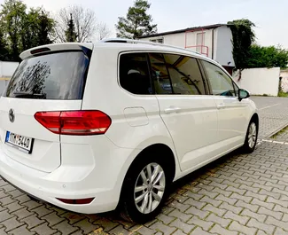 Verhuur Volkswagen Touran. Comfort, Minivan Auto te huur in Tsjechië ✓ Borg van Borg van 500 EUR ✓ Verzekeringsmogelijkheden TPL, CDW, SCDW, Diefstal, Buitenland, Geen storting.