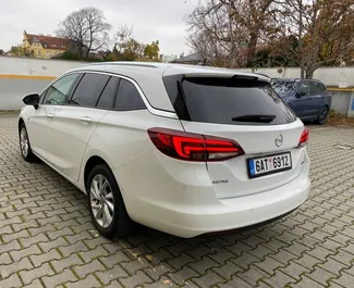 Opel Astra Sports Tourer 2018 met Vooraandrijving systeem, beschikbaar Praag.