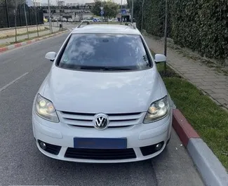 Vooraanzicht van een huurauto Volkswagen Golf Plus in Tirana, Albanië ✓ Auto #9694. ✓ Transmissie Automatisch TM ✓ 0 beoordelingen.