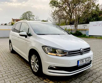 Vooraanzicht van een huurauto Volkswagen Touran Praag, Tsjechië ✓ Auto #393. ✓ Transmissie Automatisch TM ✓ 1 beoordelingen.