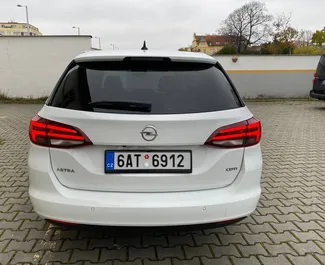 Interieur van Opel Astra Sports Tourer te huur in Tsjechië. Een geweldige auto met 5 zitplaatsen en een Automatisch transmissie.