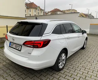 Opel Astra Sports Tourer 2018 beschikbaar voor verhuur Praag, met een kilometerlimiet van 300 km/dag.