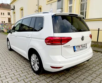 Volkswagen Touran 2018 beschikbaar voor verhuur Praag, met een kilometerlimiet van 300 km/dag.