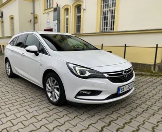Vooraanzicht van een huurauto Opel Astra Sports Tourer Praag, Tsjechië ✓ Auto #3358. ✓ Transmissie Automatisch TM ✓ 0 beoordelingen.