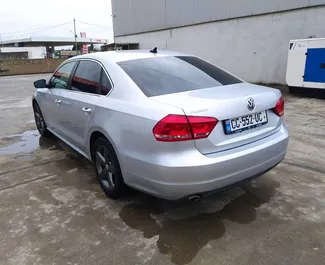 Volkswagen Passat 2013 met Vooraandrijving systeem, beschikbaar op de luchthaven van Koetaisi.