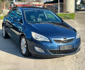 Vooraanzicht van een huurauto Opel Astra in Durrës, Albanië ✓ Auto #9778. ✓ Transmissie Handmatig TM ✓ 0 beoordelingen.