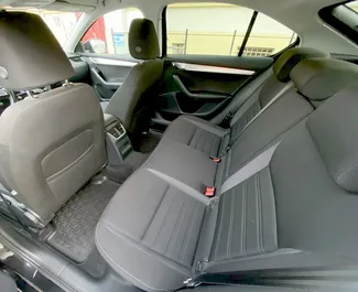 Interieur van Skoda Octavia te huur in Tsjechië. Een geweldige auto met 5 zitplaatsen en een Automatisch transmissie.