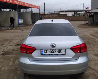 Interieur van Volkswagen Passat te huur in Georgië. Een geweldige auto met 5 zitplaatsen en een Automatisch transmissie.