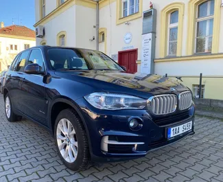 Vooraanzicht van een huurauto BMW X5 Praag, Tsjechië ✓ Auto #385. ✓ Transmissie Automatisch TM ✓ 1 beoordelingen.