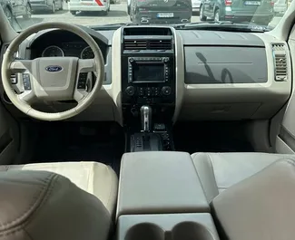 Interieur van Ford Escape te huur in Georgië. Een geweldige auto met 5 zitplaatsen en een Automatisch transmissie.