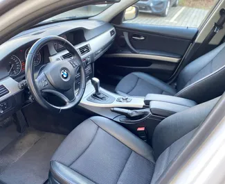 Interieur van BMW 3-series Touring te huur in Tsjechië. Een geweldige auto met 5 zitplaatsen en een Automatisch transmissie.