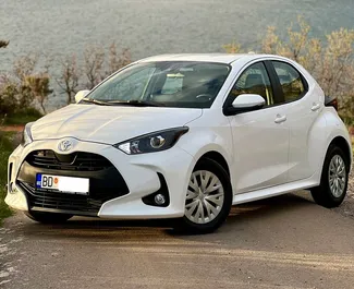 Vooraanzicht van een huurauto Toyota Yaris in Budva, Montenegro ✓ Auto #9843. ✓ Transmissie Automatisch TM ✓ 0 beoordelingen.